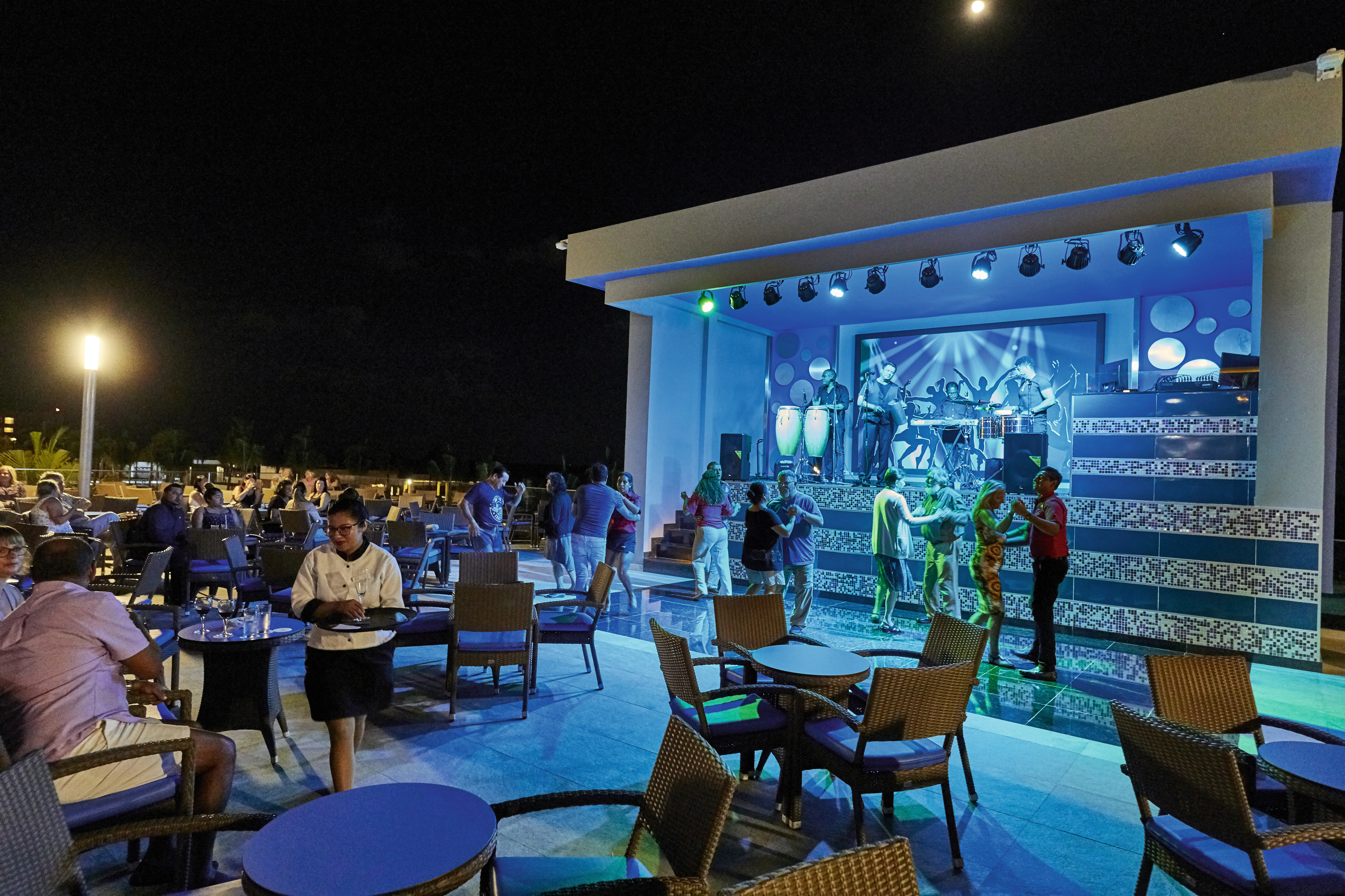 XCM 18 033 Lounge Bar